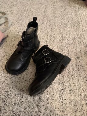 Cat & Jack Kids Black Double-Buckle Ankle Boots EUC size 10 little kids
